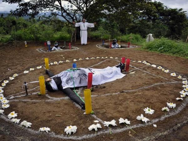 Обряд изгнания духов в Колумбии (12 фото)