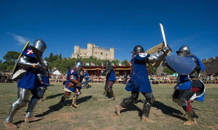 Реконструкция средневековой битвы в Испании (16 фото)