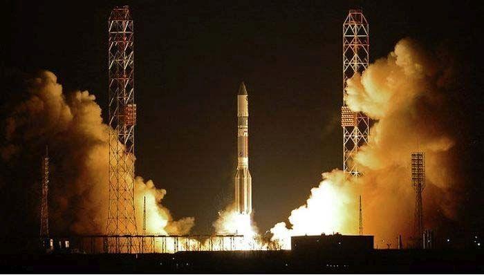 "Протон-М" со спутником полностью сгорел над Китаем (2 фото)
