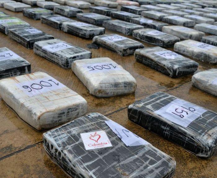 Колумбийская полиция выловила кокаиновый кораблик (8 фото)