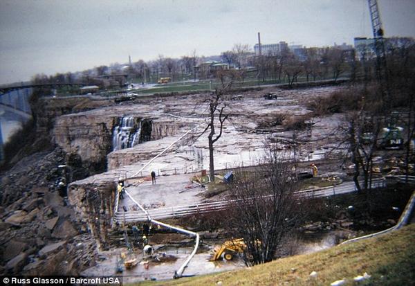 Остановка Ниагарского водопада на ремонт в 1969 году (4 фото)