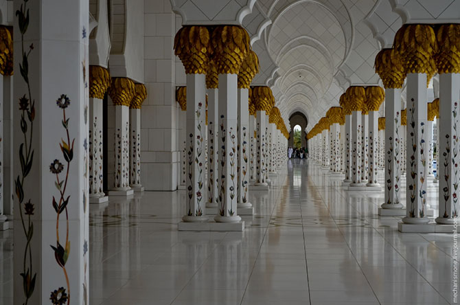 Прогулка по одной из самых больших мечетей мира (19 фото)