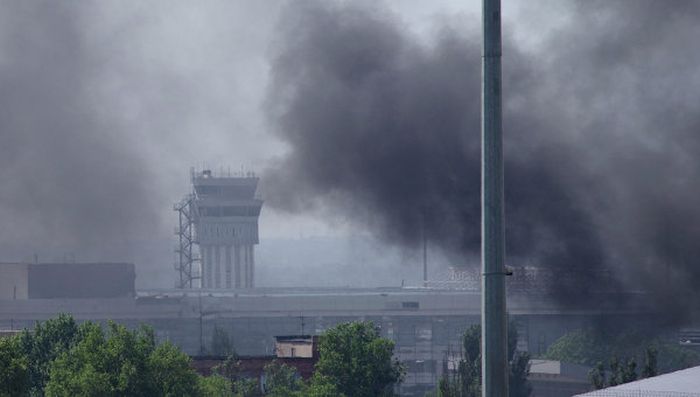 Украинские военные бомбят аэропорт Донецка с воздуха (15 фото)
