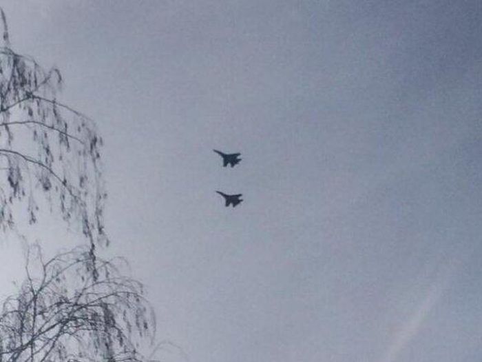 Украинские военные бомбят аэропорт Донецка с воздуха (15 фото)
