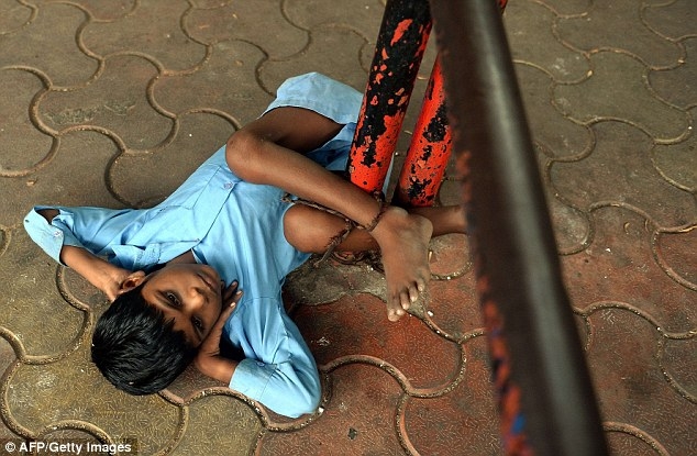 Индийская бабушка привязывает своего внука за ноги к автобусной остановке (9 фото)
