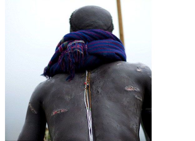 Испытание мужчин племени Сурма в Эфиопии (28 фото)