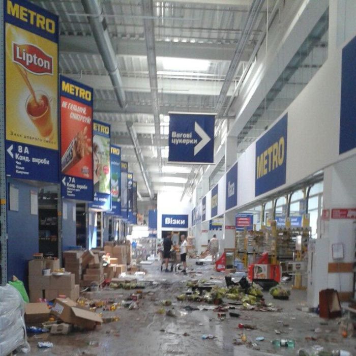 Покинутый после боя в аэропорту магазин Metro был полностью разграблен (14 фото)