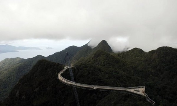 Мост в облаках (12 фото)
