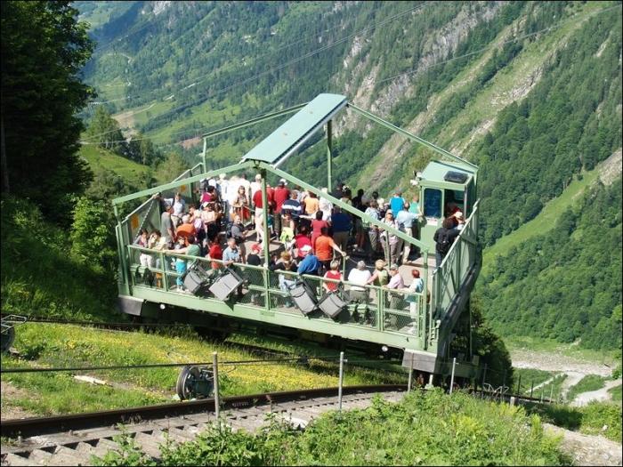 Грузовой фуникулер в горах Австрии (5 фото)