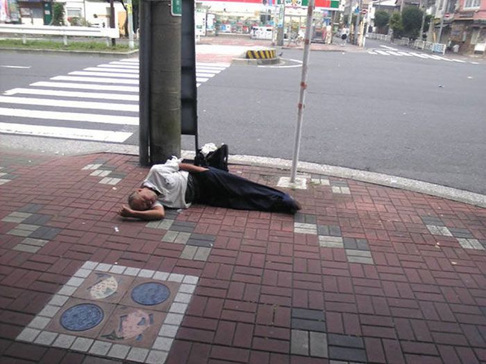 Пьяные японские бизнесмены в общественных местах (20 фото)