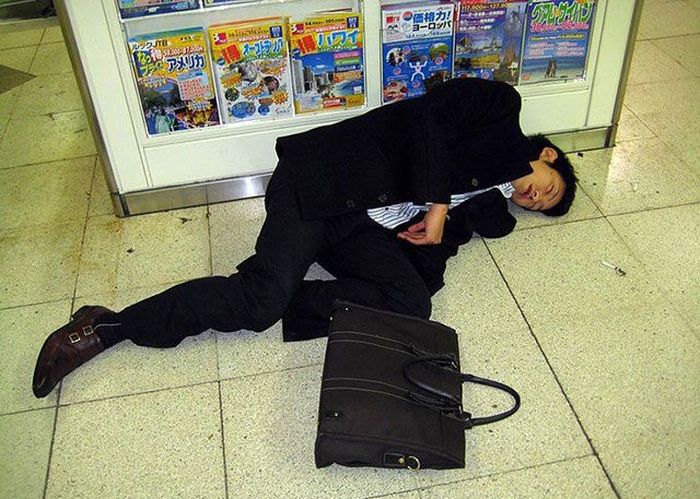 Пьяная азиатка без сознания в постели после того, как выпила слишком много алкоголя | Премиум Фото