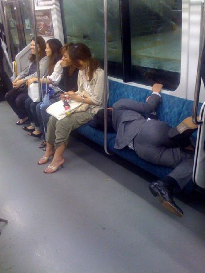 Пьяные японские бизнесмены в общественных местах (20 фото)