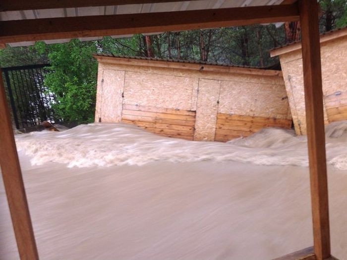 Наводнение в Алтае принесло в поселок балистическую ракету (20 фото)