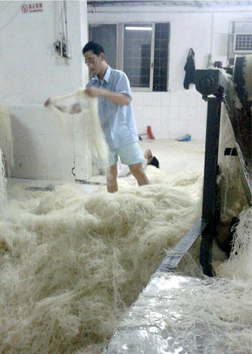 Санитарная обстановка на китайском производстве лапши (6 фото)