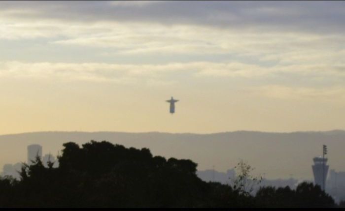 Необычная статуя Иисуса Христа в Рио-де-Жанейро (6 фото)