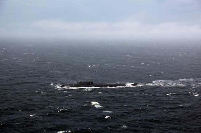 Атомный подводный крейсер пришел на помощь во время шторма (9 фото)
