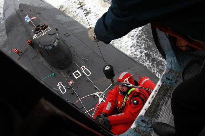 Атомный подводный крейсер пришел на помощь во время шторма (9 фото)