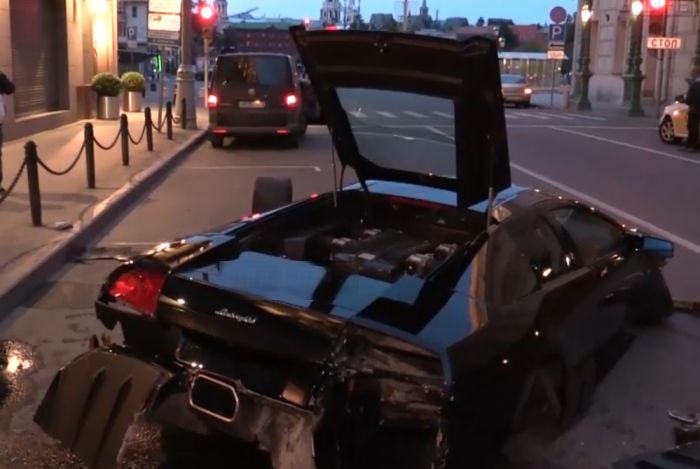 Lamborghini протаранил витрину ЦУМа в Москве (9 фото)