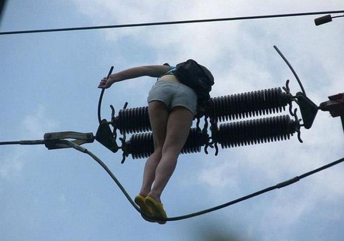 Девушка гуляющая по электрическим проводам (4 фото) 