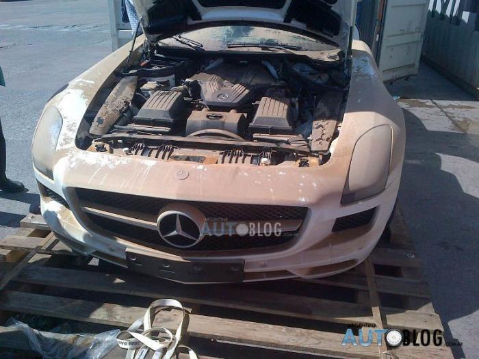  Контейнер с новым Mercedes-Benz SLS AMG упал с корабля (10 фото) 