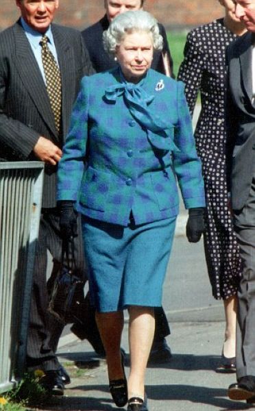 Британская королева 50 лет носит одинаковые туфли (15 фото)