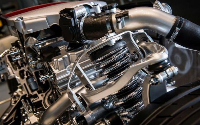 Четыре мастера, собравшие все двигатели для Nissan GT-R (22 фото)
