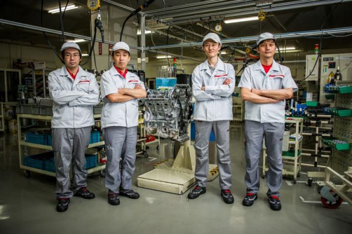 Четыре мастера, собравшие все двигатели для Nissan GT-R (22 фото)
