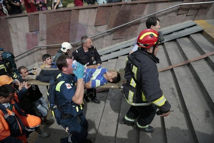 Авария в московском метро на Арбатско-Покровской линии (24 фото)