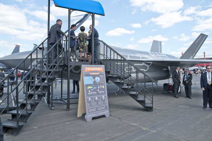 Новый американский истребитель F-35 на выставке "Фарнборо-2014" (15 фото)
