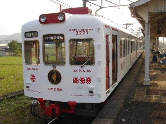 Забавные японские поезда (13 фото)