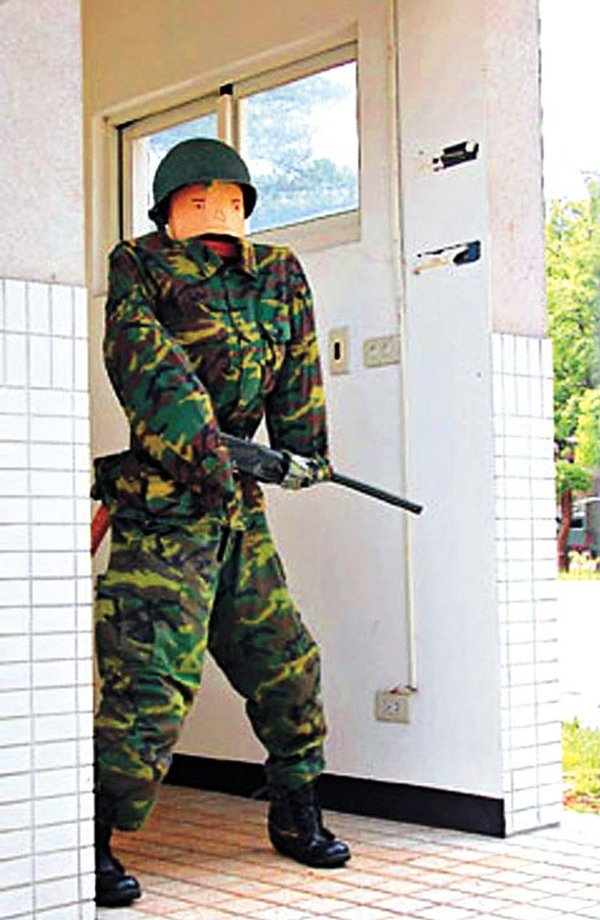  Жесткие охранники на военной базе (2 фото)	