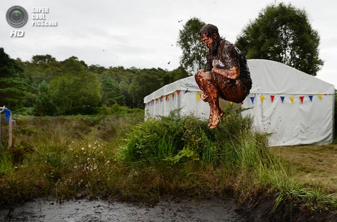 Как в Ирландии прошел чемпионат по плаванию в болоте (14 фото)