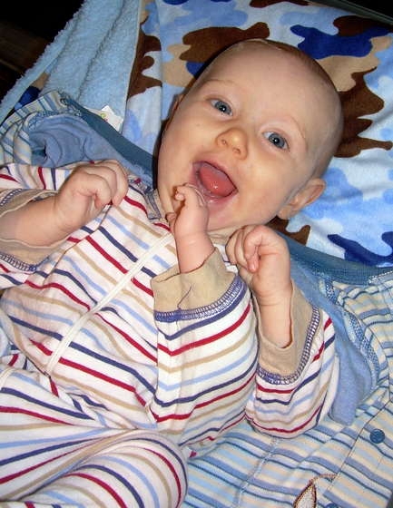  Счастливый ребенок в костюме трехрукого мутанта (25 фото)	