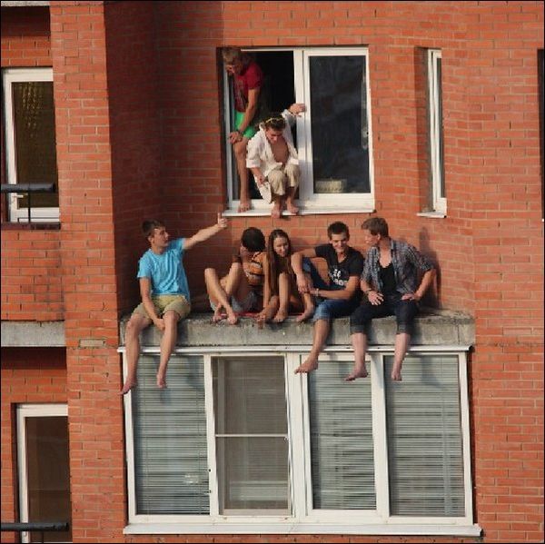 Молодежь решила проветриться на "балконе" (4 фото)