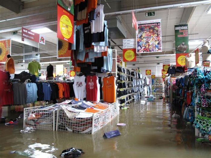  Затопленный супермаркет (5 фото)	