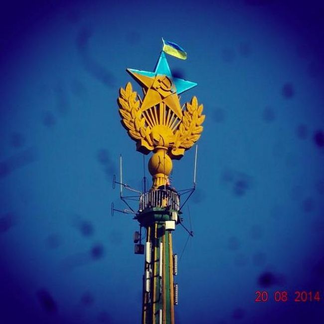 Задержаны альпинисты, раскрасившие звезду на высотке в Москве в сине-желтый цвет (5 фото)
