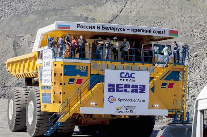 В Сибири испытали самый большой самосвал в мире (8 фото)