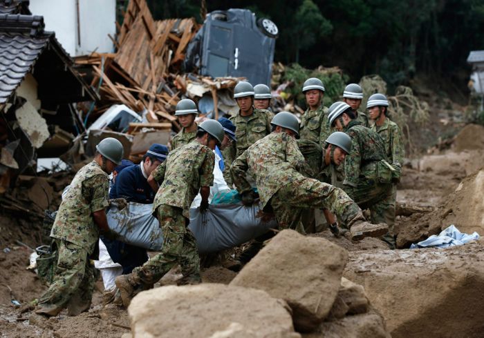 Сокрушительные оползни разрушили Хиросиму (26 фото)