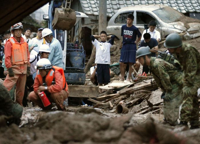 Сокрушительные оползни разрушили Хиросиму (26 фото)