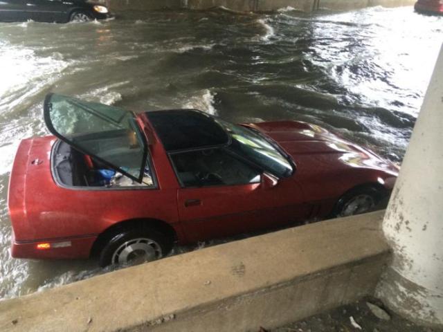 Автомобили уходят под воду (8 фото)