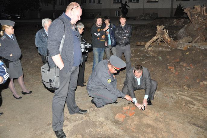  Вскрытие старинных склепов в Ростове-на-Дону (11 фото)	