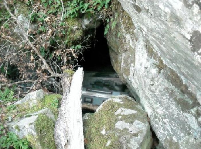  Впечатляющий тайник в пещере (8 фото)	