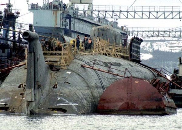О работе судмедэкспертов на борту затонувшей подлодки "Курск" (12 фото)