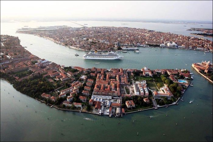 Огромный круизный лайнер в Венеции (6 фото)
