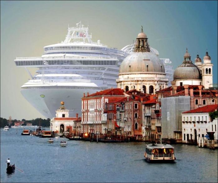 Огромный круизный лайнер в Венеции (6 фото)