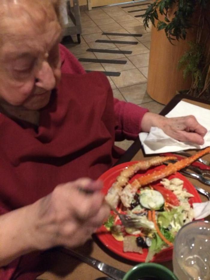  Пожилая женщина сделала тату в честь своего 103-летия! (7 фото) 