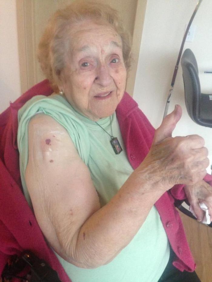  Пожилая женщина сделала тату в честь своего 103-летия! (7 фото) 