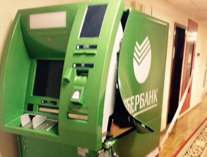 В Госдуме хулиганы вскрыли банкомат Сбербанка (13 фото)
