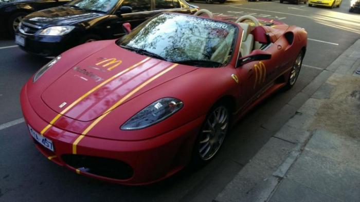 В Австралии McDonald's развозит еду на Lamborghini и Ferrari (4 фото)