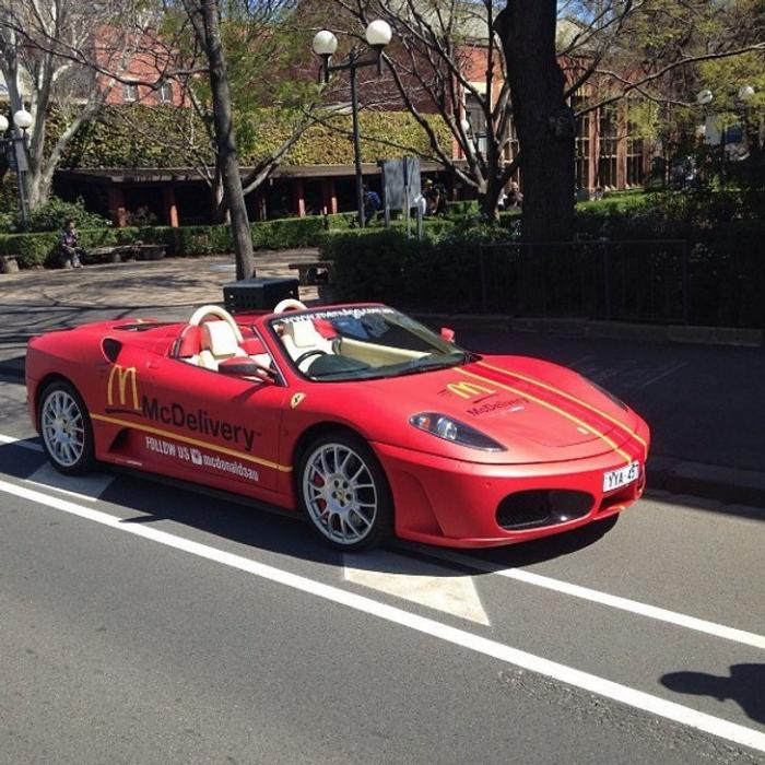 В Австралии McDonald's развозит еду на Lamborghini и Ferrari (4 фото)